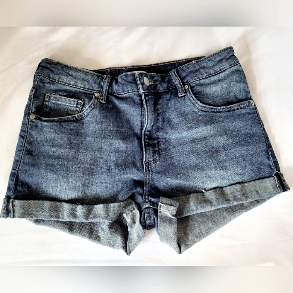 H&M size 8 medium wash rolled hem denim short shorts